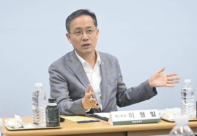 [서울=뉴시스] 조성우 기자 = 사진은 이형일 재정경제부 제1차관이 지난달 30일 충남 당진시에 있는 미국·태국산 수입 계란의 난각번호 표시와 포장·출하를 담당하는 업체인 한솔루트원을 방문해 유통 관계자들과 간담회를 하고 있는 모습. (사진=재정경제부 제공) 2026.06.30. photo@newsis.com *재판매 및 DB 금지