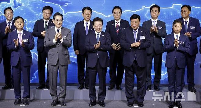 [아산=뉴시스] 최동준 기자 = 이재명 대통령이 2일 충남 아산시에서 열린 충청권  첨단산업 발전비전 국민보고회에서 참석자들과 기념촬영을 하고 있다. 앞줄 왼쪽부터 구윤철 부총리 겸 재정경제부 장관, 이재용 삼성전자 회장, 이 대통령, 서정진 셀트리온 회장, 곽노정 SK하이닉스 대표.뒷줄 왼쪽부터 박홍근 기획처 장관, 최교진 교육부 장관, 이청 삼성디스플레이 대표, 박수현 충남지사, 허태정 대전시장, 조상호 세종시장. 2026.07.02. photocdj@newsis.com