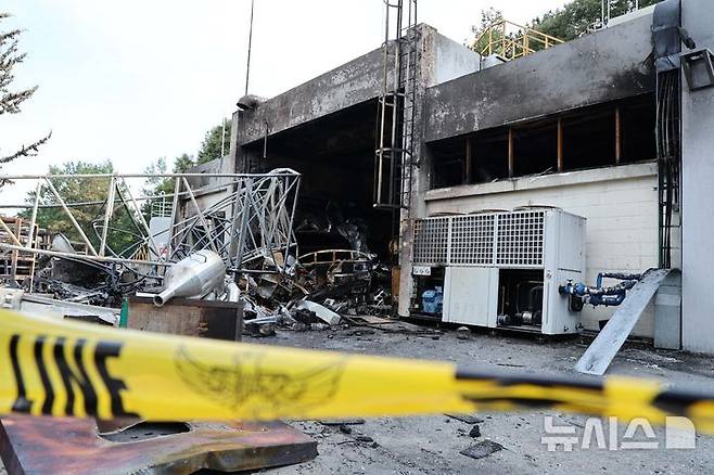 [서울=뉴시스] 김금보 기자 = 1일 폭발 사고가 발생한 대전 유성구 한화에어로스페이스 대전사업장이 통제되고 있다.(공동취재) 2026.06.01. photo@newsis.com