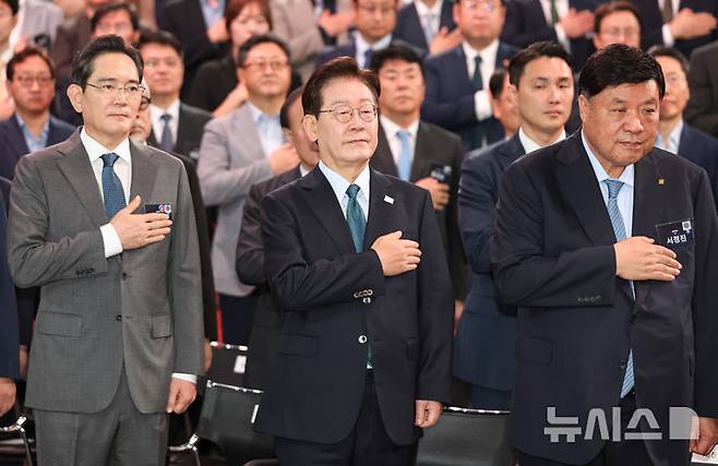 [아산=뉴시스] 최동준 기자 = 이재명 대통령이 2일 충남 아산시에서 열린 충청권  첨단산업 발전비전 국민보고회에서 참석자들과 국민의례를 하고 있다. 왼쪽부터 이재용 삼성전자 회장, 이 대통령, 서정진 셀트레온 회장. 2026.07.02. photocdj@newsis.com