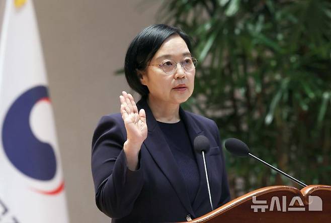 [세종=뉴시스] 배훈식 기자 = 한성숙 국무총리가 2일 오전 세종시 정부세종청사에서 열린 취임식에서 취임선서를 하고 있다. 2026.07.02. dahora83@newsis.com