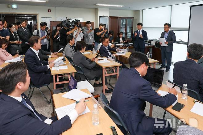 [서울=뉴시스] 국회사진기자단 = 김남훈 송파구선거관리위원회 사무국장 직무대리가 2일 서울 송파구 선거관리위원회에서 투표용지 부족 사태에 대한 브리핑을 마친 뒤 질의응답 하고 있다. 2026.07.02. photo@newsis.com