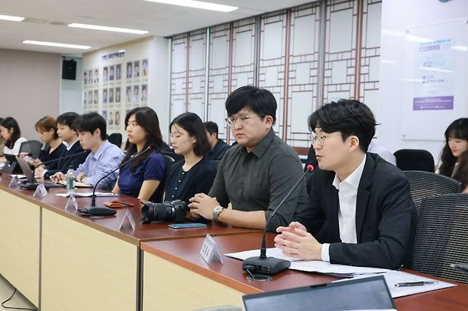 [서울=뉴시스] 성평등가족부 임종필 성형평성기획과장이 2일 오전 청년 공존공감 위원회 중간보고회 관련 브리핑을 갖고 청년위원별로 정책의제를 소개하고 있다.(사진=성평등가족부 제공) photo@newsis.com *재판매 및 DB 금지