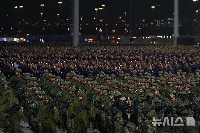 [메카=AP/뉴시스] 미국과 사우디아라비아의 전통적 동맹 관계가 이란전쟁을 계기로 흔들렸다는 분석이 나왔다. 월스트리트저널(WSJ)은 1일(현지시간) 미국이 사우디아라비아 주둔 병력을 축소하고, 전쟁 기간 협조적이었던 이스라엘·요르단 쪽으로 군사력을 재배치하는 방안을 검토 중이라고 보도했다. 사진은 지난 5월21일(현지 시간) 사우디아라비아 메카에서 사우디 특수부대원들이 연례 성지순례인 하지 준비를 위한 군사 퍼레이드 도중 시범을 보이는 모습. 2026.07.02.