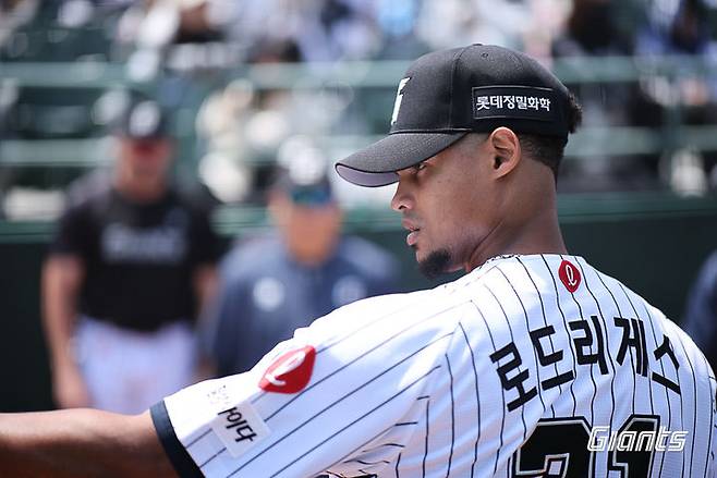 [서울=뉴시스] 프로야구 롯데 자이언츠의 엘빈 로드리게스가 24일 부산 사직구장에서 열린 2026 신한 쏠 KBO리그 삼성 라이온즈와의 경기에 선발로 나서 마운드에 오르고 있다. (사진=롯데 자이언츠 제공) 2026.05.24. *재판매 및 DB 금지