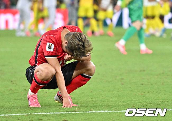 [OSEN=몬테레이(멕시코), 이대선 기자] 홍명보 감독이 이끄는 대한민국 축구대표팀은 25일(이하 한국시간) 오전 10시 멕시코 몬테레이 스타디움에서 개최된 2026 국제축구연맹(FIFA) 북중미 월드컵 조별리그 A조 최종전에서 남아프리카공화국에게 0-1 충격패를 당했다.&nbsp;1승2패가 된 한국은 A조 3위로 밀리며 32강 자력진출에 실패했다. 한국은 나머지 조들의 상황을 따져보고 32강에 진출할 가능성은 남아있다. 1승1무1패의 남아공이 2위로 32강 진출을 확정지었다.&nbsp;경기 종료 후 대한민국 이강인이 패배에 아쉬워하고 있다. 2026.06.25 /sunday@osen.co.kr