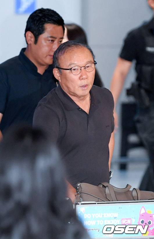 [OSEN=인천공항, 민경훈 기자] 32강 진출에 실패한 대한민국 축구대표팀 중 홍명보 감독을 비롯해 김민재, 황희찬, 설영우, 이강인 등 선수 8명이 30일 새벽  인천국제공항을 통해 귀국했다. 손흥민 등 나머지 선수들은 쪼개져서 각자 귀국한다. 대표팀 귀국 본진은 30일 새벽 인천공항에 도착한다.박항서 월드컵 지원단장(국가대표팀 단장)이 입국하고 있다. 2026.06.30 / rumi@osen.co.kr
