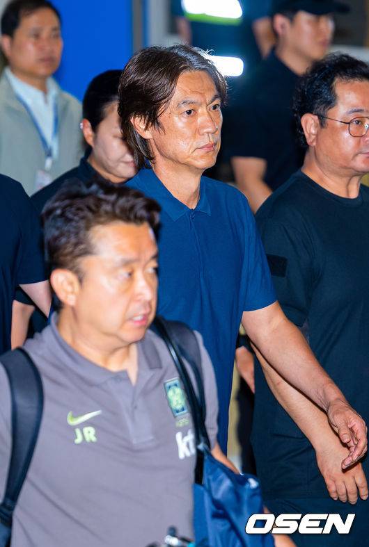 [OSEN=인천공항, 민경훈 기자] 32강 진출에 실패한 대한민국 축구대표팀 중 홍명보 감독을 비롯해 김민재, 황희찬, 설영우, 이강인 등 선수 8명이 30일 새벽  인천국제공항을 통해 귀국했다. 손흥민 등 나머지 선수들은 쪼개져서 각자 귀국한다. 대표팀 귀국 본진은 30일 새벽 인천공항에 도착할 예정이다. 홍명보 감독이 입국하고 있다. 2026.06.30 / rumi@osen.co.kr
