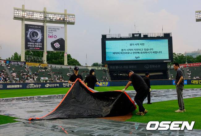 [OSEN=잠실, 지형준 기자] 2일 서울 잠실야구장에서 2026 신한 SOL KBO리그 두산 베어스와 롯데 자이언츠의 경기가 열린다.이날 두산은 곽빈, 롯데는 나균안을 선발로 내세운다.폭우로 경기 시작이 지연된 가운데 비가 그치면서 그라운드 정비가 시작되고 있다. 2026.07.02 / jpnews@osen.co.kr