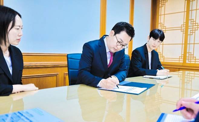 이동석 충북 충주시장이 취임 후 첫 결재로&nbsp;‘피지컬AI 혁신 클러스터 구축 추진’을 확정했다.&nbsp;충주시 제공