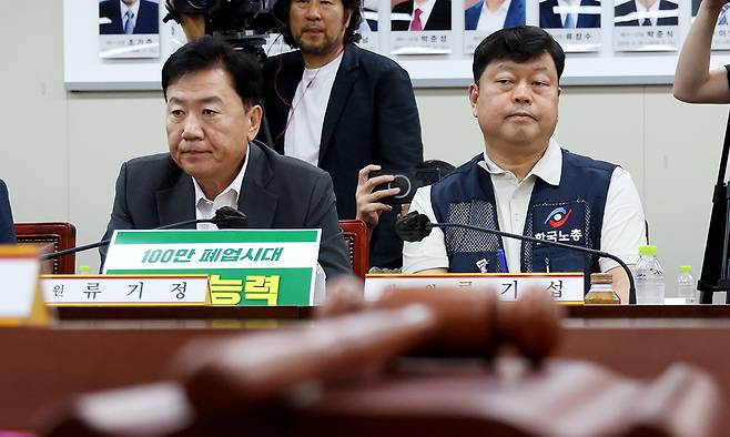 류기정 사용자위원과 류기섭 근로자위원이 2일 세종시 정부세종청사 최저임금위원회에서 열린 2027년도 최저임금위원회 11차 전원회의에 참석하여 발언을 듣고 있다. 뉴스1