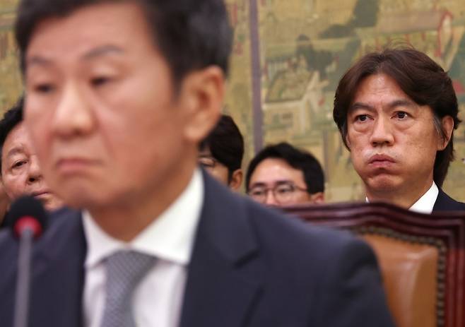 축구 국가대표팀 홍명보 감독이 지난 2024년 9월 24일 국회에서 열린 문화체육관광위원회 전체회의에서 숨을 몰아쉬고 있다. 앞은 정몽규 대한축구협회장. 2024.9.24. 연합뉴스