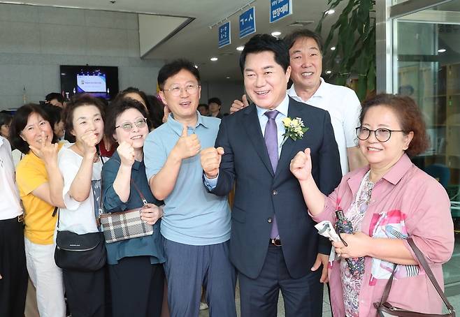 민선 9기 취임식에서 구민과 함께 힘찬 출발을 알리는 박준희(앞줄 오른쪽 두번째) 관악구청장. 사진제공=관악구
