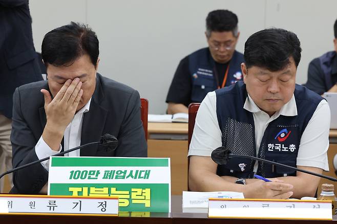 2일 정부세종청사 최저임금위원회에서 열린 제11차 전원회의에 참석한 류기정(왼쪽) 한국경영자총협회 전무와 류기섭 한국노총 사무총장이 굳은 표정으로 발언을 듣고 있다. 연합뉴스
