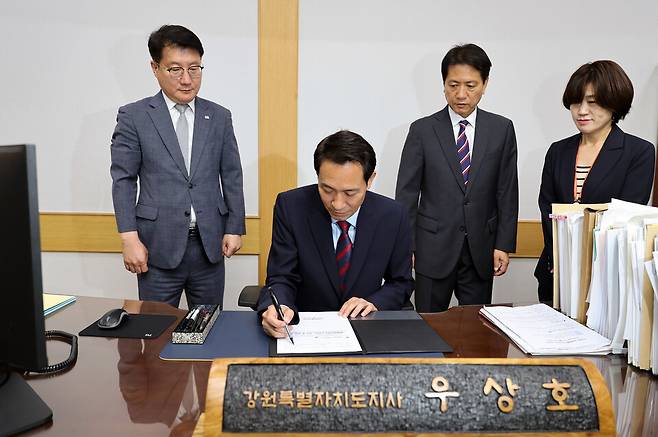 우상호 강원특별자치도지사가 사무실에서 1호 결재 서명을 하고있다 ⓒ 강원도 제공