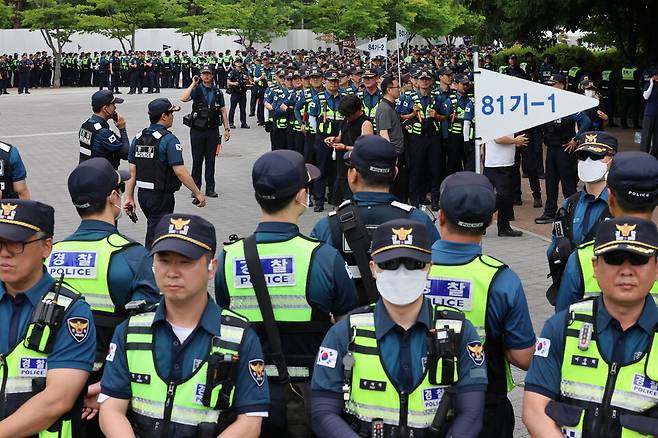 7월2일 서울 송파구 올림픽공원 핸드볼경기장 개표소 앞에서 국조특위 현장 조사를 앞두고 경찰 기동대가 배치돼 있다. ⓒ 연합뉴스