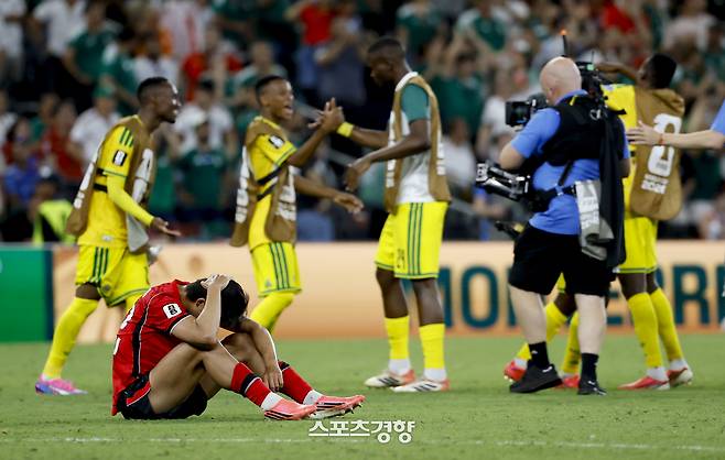 한국 축구대표팀 이한범이 25일 (한국 시간)  멕시코 몬테레이 스타디움에서 열린 2026 북중미 월드컵 조별리그 A조 남아프리카공화국과의 경기에서 패배 후 그라운드에 앉아 있다. 2026.06.25 몬테레이(멕시코) | 문재원 기자