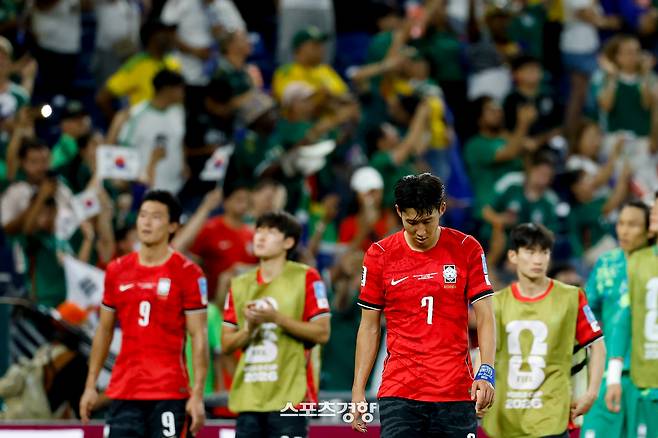 지난달 25일 남아프리카공화국과 2026 북중미 월드컵 조별리그 최종전에서 패한 한국 축구대표팀 선수들이 고개를 숙이고 있다.  몬테레이 | 문재원 기자