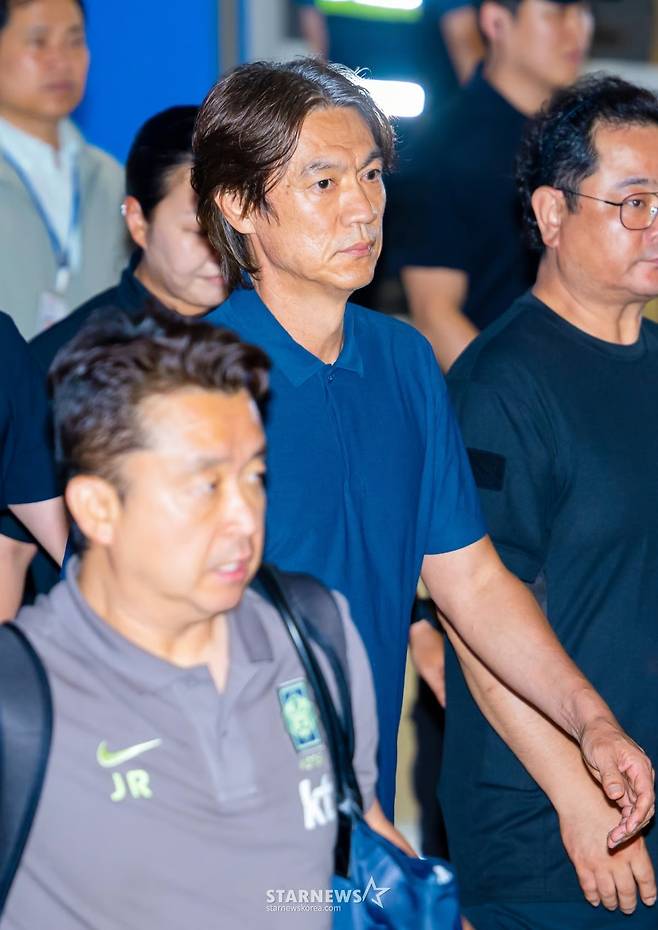 2026 FIFA 북중미월드컵 조별예선에서 탈락하며 불명예 퇴진한 축구대표팀 홍명보 전 감독이 조현우, 이강인, 김민재 등 선수들과 함께 30일 오전 인천공항 제2청사를 통해 귀국하고 있다. /사진=강영조 cameratalks@