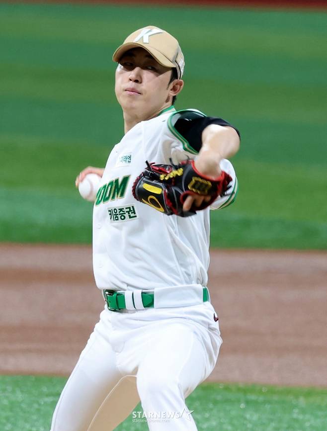 키움 우완투수 배동현이  2일 고척스카이돔에서 열리는 2026KBO리그 키움히어로즈와 LG트윈스 경기에서 선발로 나와 1회초 3실점하고 있다. 2026.07.02. /사진=강영조 cameratalks@