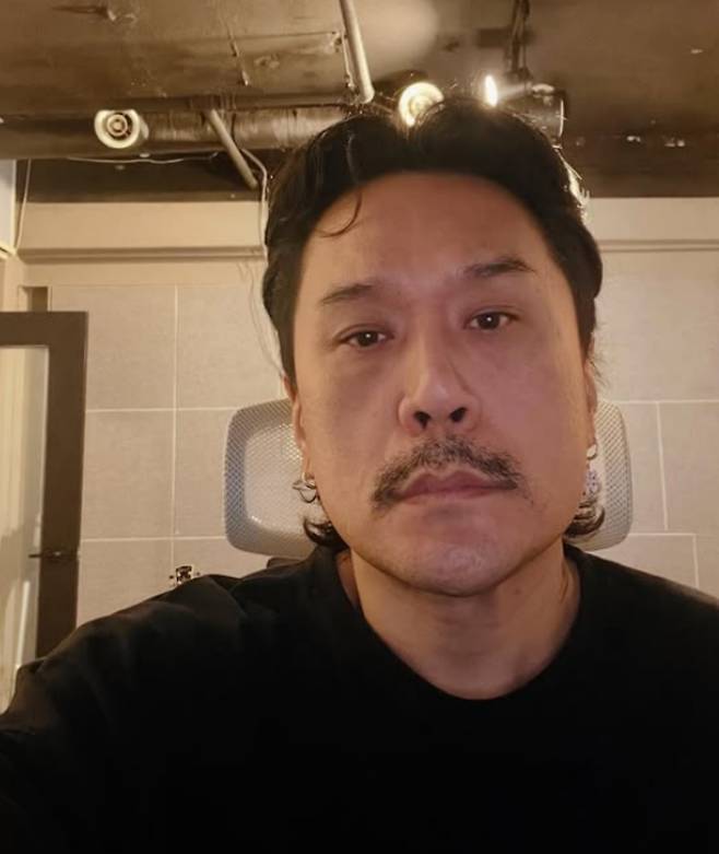 Singer JK Kim Dong-wook is facing criticism for publicly supporting the Baejae High School baseball team, which sparked controversy with slogans reminiscent of the May 18 Gwangju Democratization Movement. While the Korea Baseball Softball Association has imposed a six-month suspension on the Baejae High School baseball team, JK Kim Dong-wook has continued to make statements defending the school on his social media accounts.Previously, the Baejae High School baseball team caused a major uproar at the Cheongryonggi National High School Baseball Championship by chanting a slogan against Gwangju Jeil High School that could be interpreted as disparaging the May 18 Democratization Movement. While Baejae High School issued an apology regarding the incident, JK Kim Dong-wook dismissed it as a mere incident and claimed that the public criticism was an atrocity perpetrated by the far-left.In response to JK Kim Dong-wooks actions, some critics are raising their voices, pointing out that he is a Canadian citizen. As JK Kim Dong-wook has consistently revealed his political leanings in the past, his latest remarks are sparking public outrage and fueling the growing controversy.
