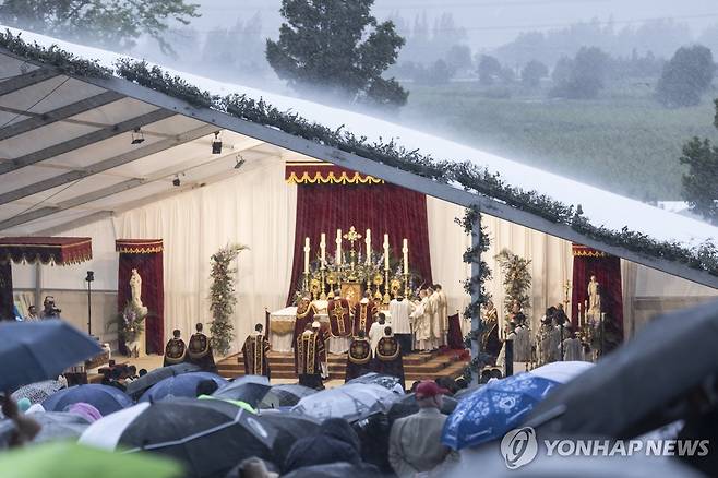 '성 비오 10세회'(SSPX)의 주교 서품식 [EPA=연합뉴스. 재판매 및 DB 금지]