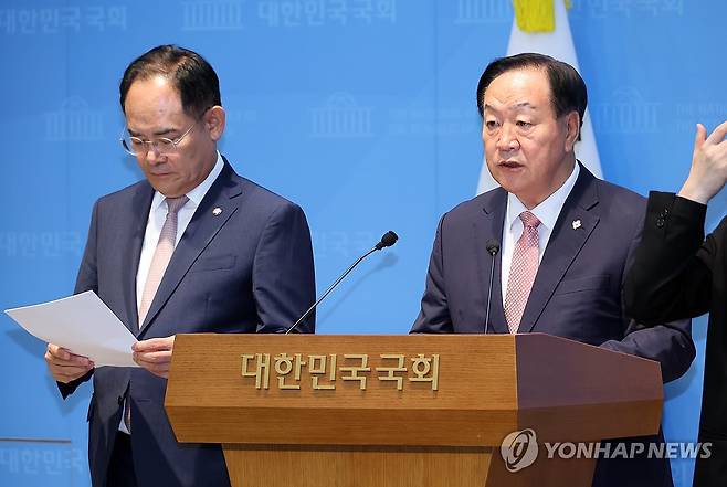 "사관학교 통폐합 및 육사 이전에 대한 졸속 추진 중단하라" (서울=연합뉴스) 배재만 기자 = 국민의힘 한기호 의원(오른쪽)과 임종득 의원이 2일 국회 소통관에서 "사관학교 통폐합 및 육군사관학교 이전에 대한 졸속 추진을 중단하고 투명한 정보공개와 사회적 합의를 선행하라"는 내용의 '국방의 미래를 지키는 시민연대'의 성명서를 대독하고 있다. 2026.7.2 scoop@yna.co.kr