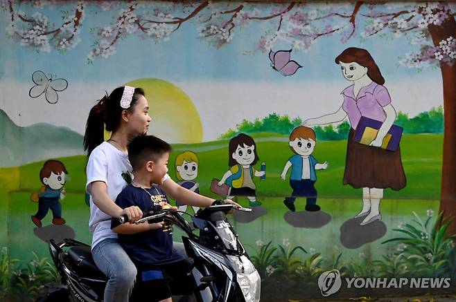베트남 하노이의 한 엄마와 어린이 [AFP 연합뉴스 자료사진. 재판매 및 DB 금지]