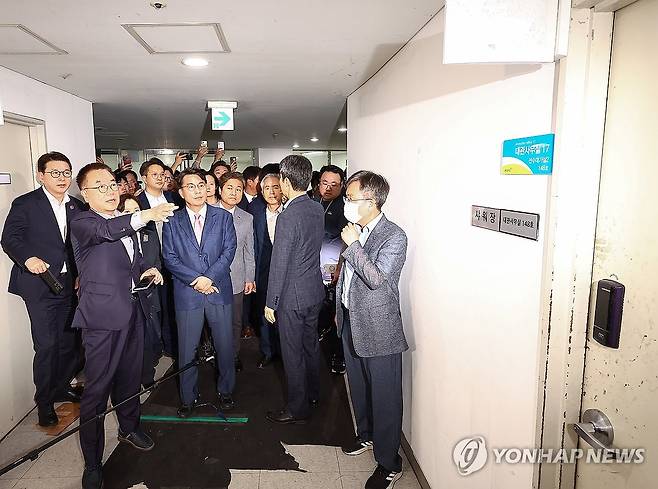 올림픽공원 개표소 내부 들어간 선관위 국조특위 (서울=연합뉴스) 국회 '제9회 전국동시지방선거 투표용지 부족 사태 등 국민 참정권 침해 진상규명 및 선거관리 개혁을 위한 국정조사 특별위원회' 위원장인 국민의힘 윤상현 의원 등 특위 위원들이 2일 현장 조사를 위해 서울 송파구 올림픽공원 핸드볼경기장 개표소를 방문, 내부를 둘러보고 있다. 2026.7.2 [국회사진기자단] photo@yna.co.kr