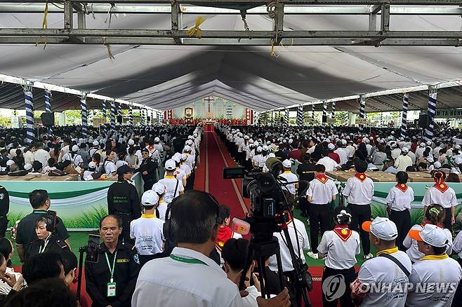 베트남 첫 가톨릭 시복식 열려…7만여 신자 운집 (까마우성[베트남] AFP=연합뉴스) 2일(현지시간) 베트남 남부 까마우성 딱사이 성당에서 열린 프란치스코 하비에르 쯔엉 부우 디엡(1897∼1946) 신부의 시복(諡福) 의식.