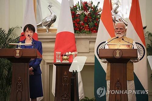 정상회담 후 기자회견 하는 다카이치 일본 총리(왼쪽)와 모디 인도 총리 [로이터=연합뉴스. 재판매 및 DB 금지]