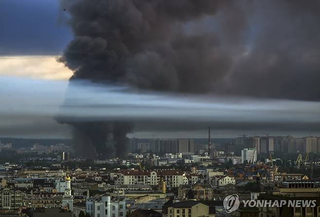 2일(현지시간) 우크라이나 수도 키이우의 건물들 사이에서 연기가 치솟고 있다. [EPA=연합뉴스. 재판매 및 DB 금지]