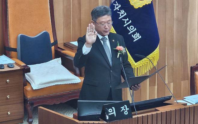 안신일 세종시의장이 3일 시의회 본회의장에서 의원 선서문을 낭독하고 있다. (사진=조선교 기자)