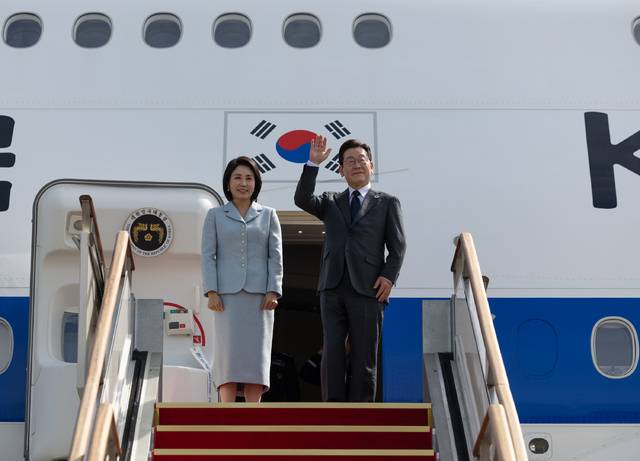 해외 순방길에 나선 이재명 대통령 부부. /청와대 제공