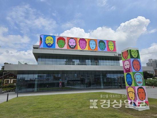 ▲ 2일부터 10월5일까지 줄리안 오피 작가의 개인전이 울산시립미술관 XR Lab과 야외 공간에서 진행된다. 사진은 야외 공간에 설치된 줄리안 오피 작가의 작품들.