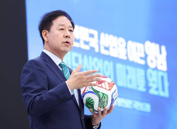 구윤철 부총리 겸 재정경제부 장관이 3일 경남 진주시에서 이재명 대통령 주재로 열린 영남권 첨단산업 발전비전 국민보고회에서 정부 지원방안을 발표하고 있다. /연합뉴스