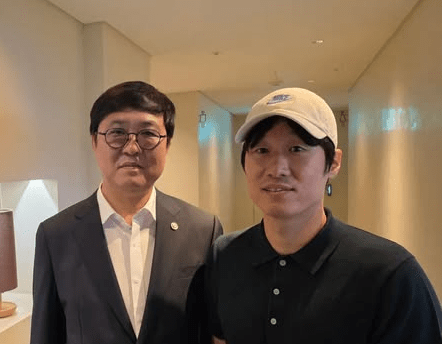 최휘영 장관과 박지성 전 국가대표. 최휘영 장관 페이스북.