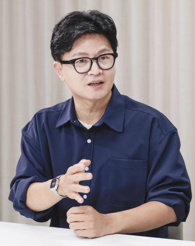 무소속 한 의원이 3일 오전 <부산일보TV> ‘뉴스캐라’에 출연해 “이재명 대통령의 지지율은 오늘이 제일 높을 것”이라고 비판했다. 정대현 기자 jhyun@