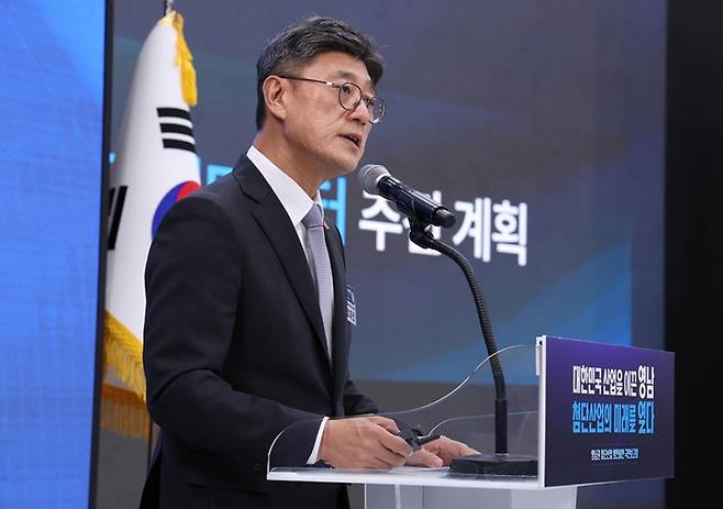 정재헌 SK텔레콤 대표가 3일 경남 진주시에서 열린 영남권 첨단산업 발전비전 국민보고회에서 발표하고 있다. /사진=뉴스1