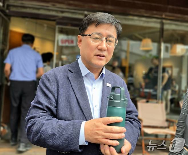3일 김성환 기후에너지환경부 장관이 서울 영등포구 소재 카페에서 '세계 일회용 비닐봉투 없는 날' 기념행사 뒤 뉴스1 질문에 답하고 있다. ⓒ 뉴스1