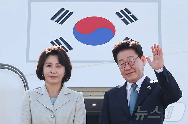 G7 정상회의 참석차 유럽 순방 일정에 나선 이재명 대통령과 김혜경 여사가 지난달 9일 경기 성남 서울공항을 통해 출국하며 인사하고 있다. 2026.6.9 ⓒ 뉴스1 허경 기자