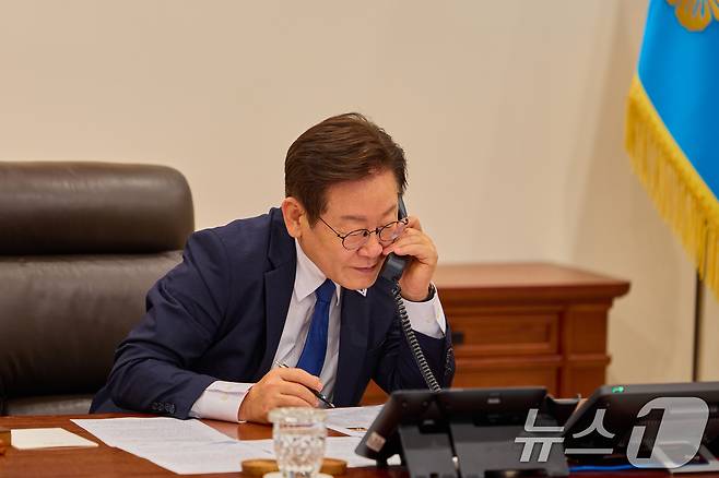 이재명 대통령이 지난해 9월 서울 용산 대통령실 청사 집무실에서 오흐나 후렐스후(Ukhnaa Khurelsukh) 몽골 대통령과 전화 통화하고 있다. (대통령실 제공. 재판매 및 DB 금지) 2025.9.4 ⓒ 뉴스1 허경 기자