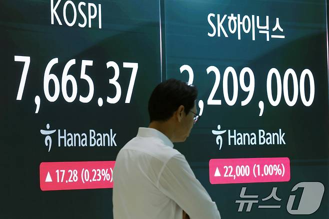 3일 오전 서울 중구 하나은행 본점 딜링룸 전광판에 코스피 등 시황이 표시되고 있다. 2026.7.3 ⓒ 뉴스1 박정호 기자