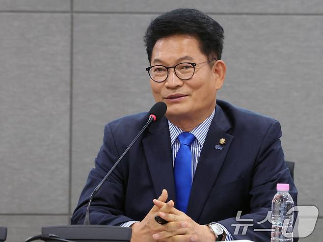 송영길 더불어민주당 의원이 3일 오전 서울 여의도 국회 의원회관에서 열린 '이재명 정부 1년 : 평화·외교·안보 분야 평가와 과제 토론회'에서 인사말을 하고 있다. 2026.7.3 ⓒ 뉴스1 황기선 기자