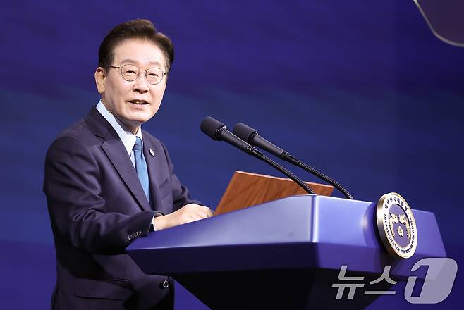 이재명 대통령이 2일 충남 아산에서 열린 충청권 첨단산업 발전비전 국민보고회에서 축사를 하고 있다. 2026.7.2 ⓒ 뉴스1 허경 기자