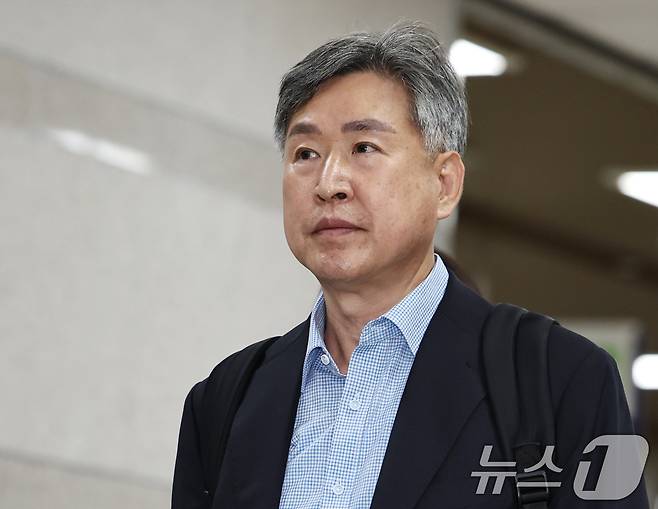 12·3 비상계엄에 가담한 의혹을 받는 김종욱 전 해양경찰청장이 3일 오전 서울 서초구 서울중앙지방법원에서 열리는 구속 전 피의자심문(영장실질심사)에 출석하고 있다. 2026.7.3 ⓒ 뉴스1 구윤성 기자