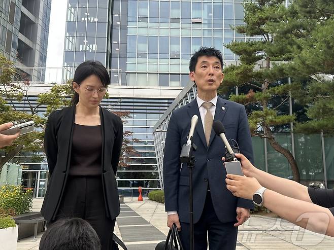 서울행정법원은 3일 오후 2시 모스 탄 씨가 정성호 법무부 장관을 상대로 낸 출국정지 기간 연장처분 집행 정지 신청의 심문기일을 열었다. 이날 심문을 마친 후 탄 씨의 변호인단 소속 김지미 변호사(왼쪽)와 이하상 변호사가 입장문을 발표하고 있다.2026.07.03.ⓒ 뉴스1 한민아 기자