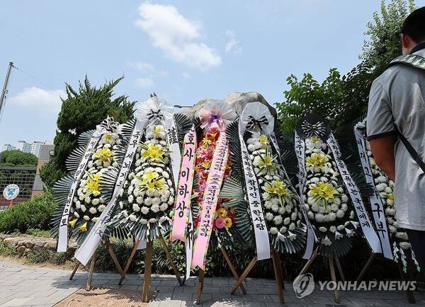 근조화환이 놓인 배재고. ⓒ연합뉴스