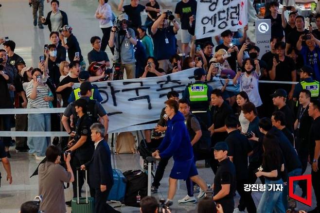 2026 북중미 월드컵에서 32강 토너먼트 진출에 실패하면서 역대 최악의 성적을 낸 홍명보 전 축구대표팀 감독이 30일 인천국제공항 제2여객터미널을 통해 귀국 하는 모습. 강진형 기자