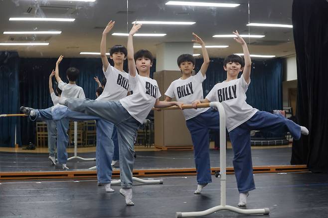 서울 용산구 블루스퀘어 극장 연습실에서 만난 뮤지컬 '빌리 엘리어트' 네 번째 시즌의 빌리들. 발레 바 왼쪽에 김승주(뒤)와 김우진(앞), 발레 바 오른쪽에 박지후(뒤)와 조윤우(앞). /장련성 기자